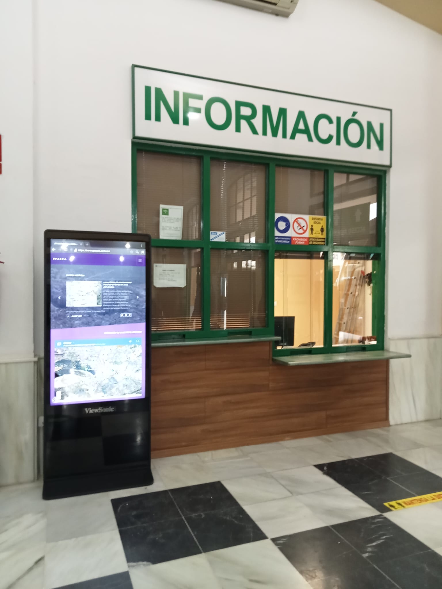 nueva-pantalla-tactil-con-informacion-en-la-estacion-de-autobuses-