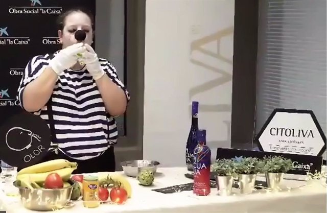 Una cata de aceite de oliva con mímica para personas con discapacidad