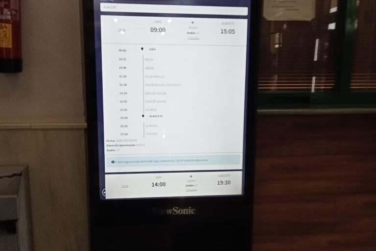 nueva-pantalla-tactil-con-informacion-en-la-estacion-de-autobuses-
