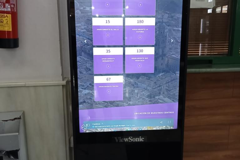 nueva-pantalla-tactil-con-informacion-en-la-estacion-de-autobuses-