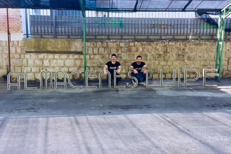 Rótulos «chuléricos» de Jaén está formado por Carlos Campos, profesor de tipografía de la Escuela de Arte José Nogué de Jaén, y el diseñador gráfico jienense Juan Montoro, más conocido por todos como "El Creata".