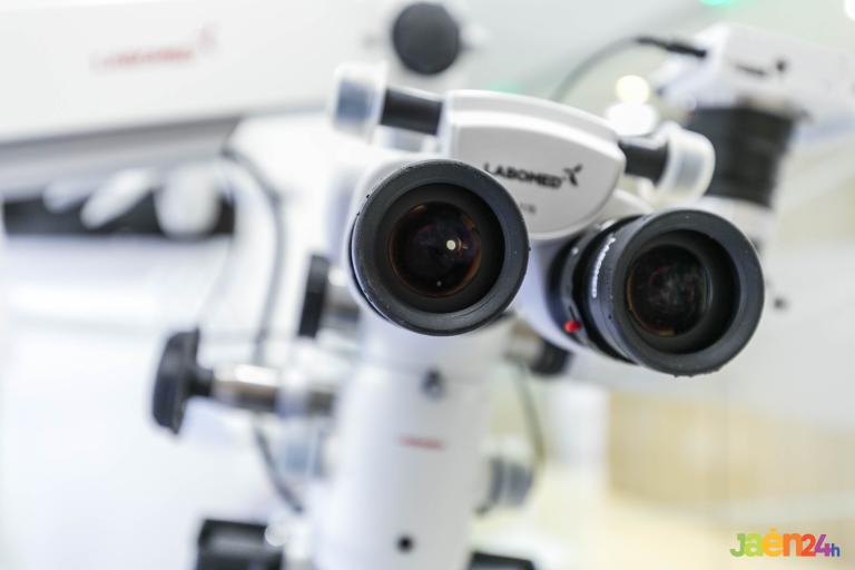 Clínica dental Dr. Ismael Cerezo Jaén -  Microscopio dental