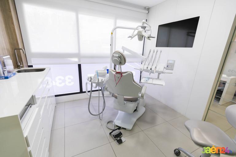 Clínica dental Dr. Ismael Cerezo Jaén Implantología dental