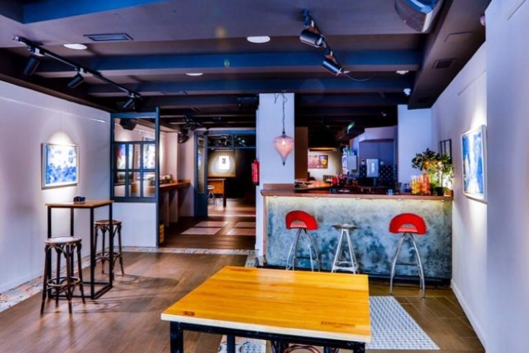 La Fábrica del arte en Jaén jugar al futbolín y a los dardos