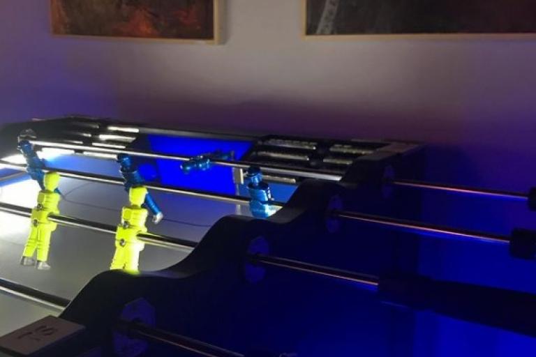 La Fábrica del arte en Jaén, jugar al futbolín en el centro de Jaén