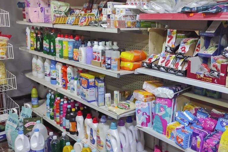 Cerveza fría, bebidas frescas, golosinas, patatas fritas, recargas móvil, tarjeta prepago, Locutorio y Alimentación S y D, en la calle Millán de Priego, Jaén