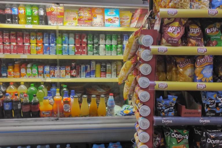 Cerveza fría, bebidas frescas, golosinas, patatas fritas, recargas móvil, tarjeta prepago, Locutorio y Alimentación S y D, en la calle Millán de Priego, Jaén