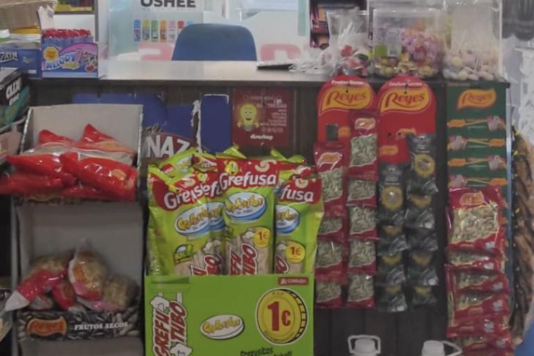 Cerveza fría, bebidas frescas, golosinas, patatas fritas, recargas móvil, tarjeta prepago, Locutorio y Alimentación S y D, en la calle Millán de Priego, Jaén