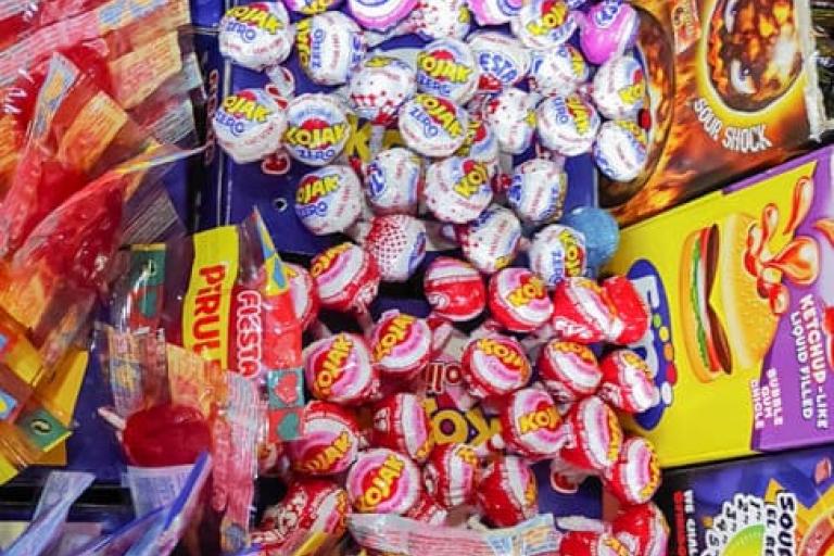 Cerveza fría, bebidas frescas, golosinas, patatas fritas, recargas móvil, tarjeta prepago, Locutorio y Alimentación S y D, en la calle Millán de Priego, Jaén