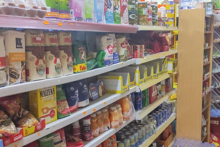 Cerveza fría, bebidas frescas, golosinas, patatas fritas, recargas móvil, tarjeta prepago, Locutorio y Alimentación S y D, en la calle Millán de Priego, Jaén