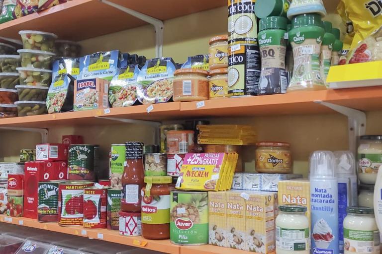 Cerveza fría, bebidas frescas, golosinas, patatas fritas, recargas móvil, tarjeta prepago, Locutorio y Alimentación S y D, en la calle Millán de Priego, Jaén