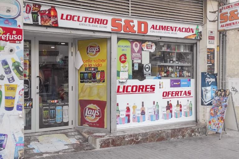 Cerveza fría, bebidas frescas, golosinas, patatas fritas, recargas móvil, tarjeta prepago, Locutorio y Alimentación S y D, en la calle Millán de Priego, Jaén