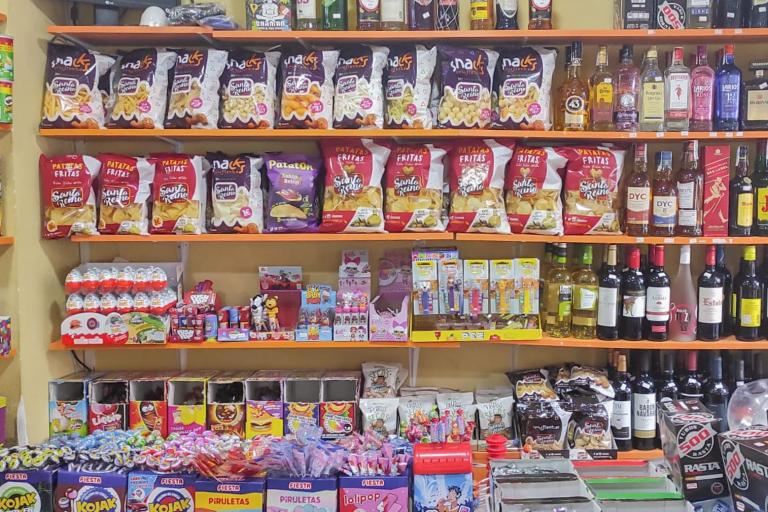 Cerveza fría, bebidas frescas, golosinas, patatas fritas, recargas móvil, tarjeta prepago, Locutorio y Alimentación S y D, en la calle Millán de Priego, Jaén