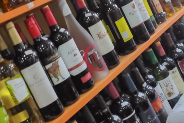 Cerveza fría, bebidas frescas, golosinas, patatas fritas, recargas móvil, tarjeta prepago, Locutorio y Alimentación S y D, en la calle Millán de Priego, Jaén