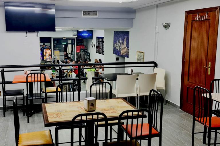 Amplio salón restaurnte en el quinto pino en jaén