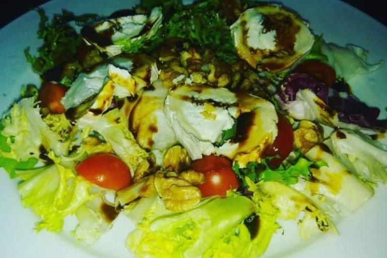 Ensalada con rulo de cabra y nueces